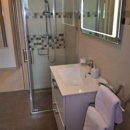 Iris Apartment *
